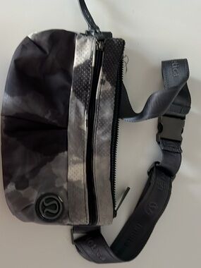 Vintage OG Lululemon athletica Black Gray Camo Belt Bag